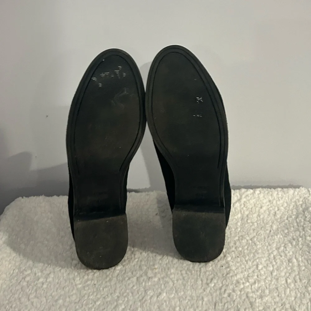 EUC Tom's Women's Sz 10 Ella Black Suede Chelsea Ankle Boots Classic Minimalist